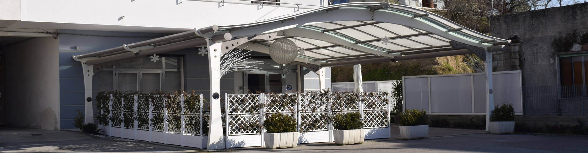 Coperture, pensiline, tunnel, lucernai e gazebi in policarbonato Strutture esterne per bar
